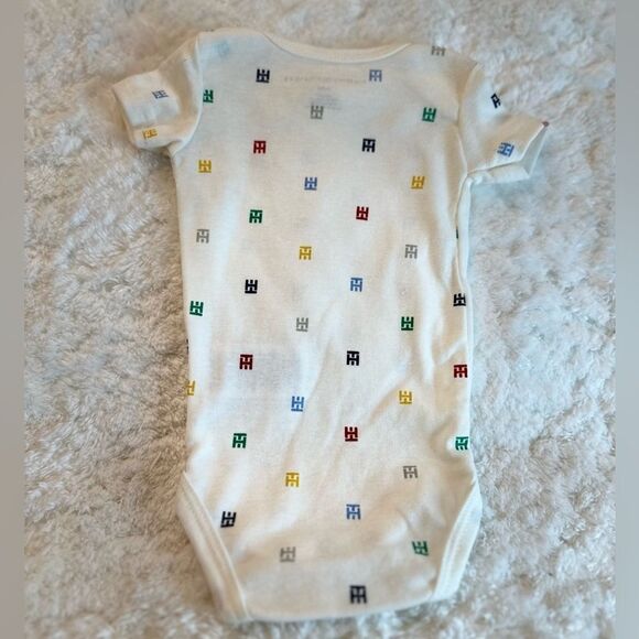 NWOT Tommy Hilfiger Newborn Onesie (0-3 Months) - Picture 4 of 4